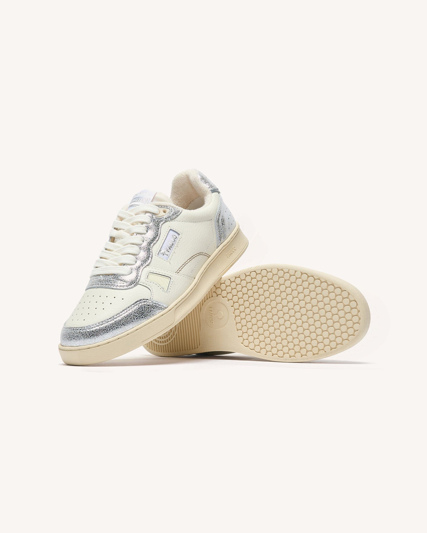 baskets-basses-blanc-argente-polyester-recycle-modele-commute-1-P5