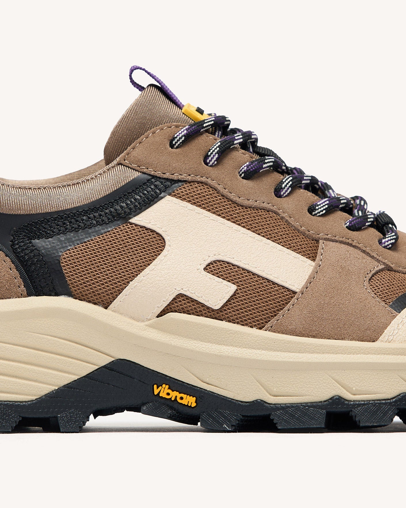 light-beige-running-shoe-recycled-polyester-model-hazel-monstera-P4