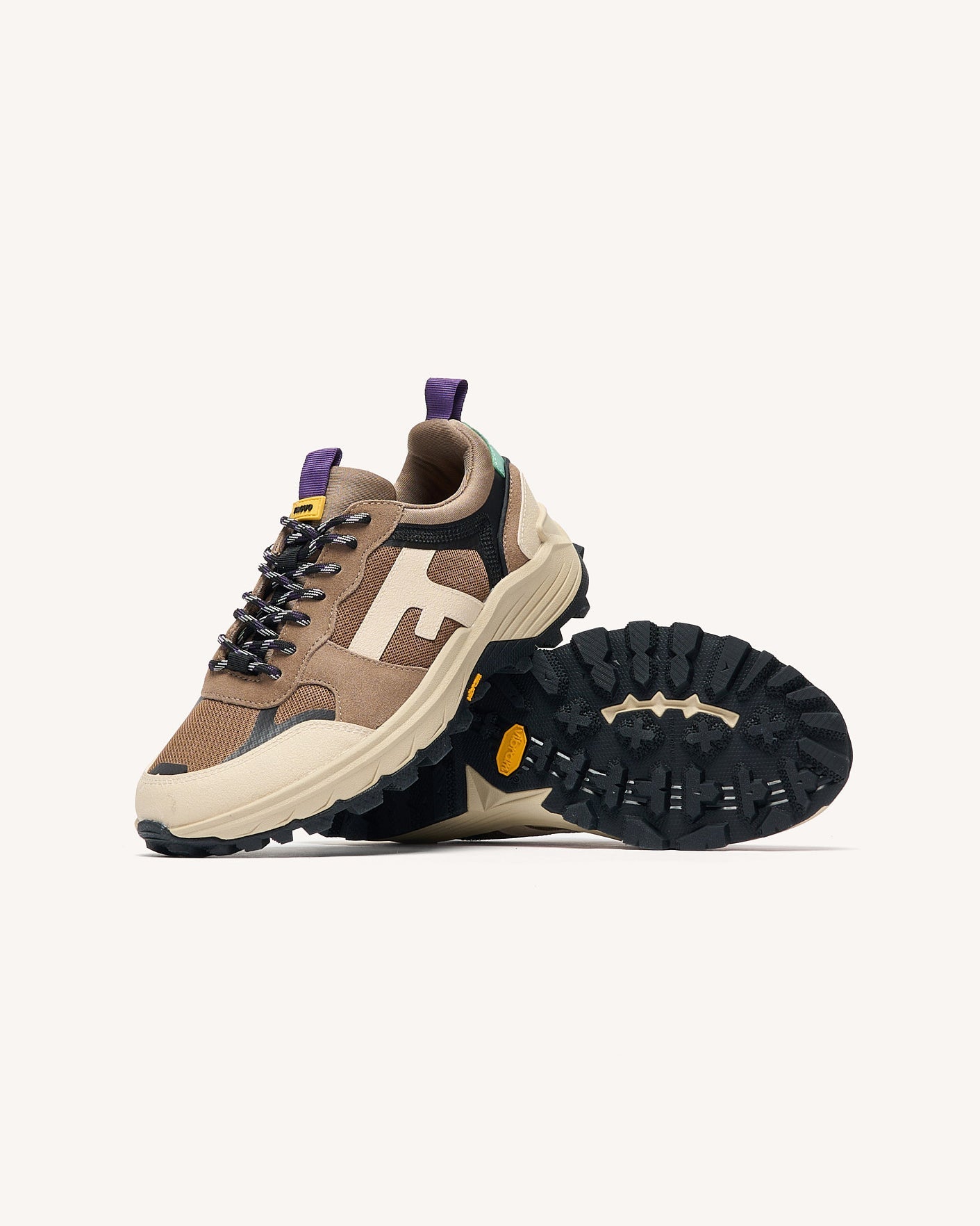 light-beige-recycled-polyester-running-shoe-model-hazel-monstera-P5