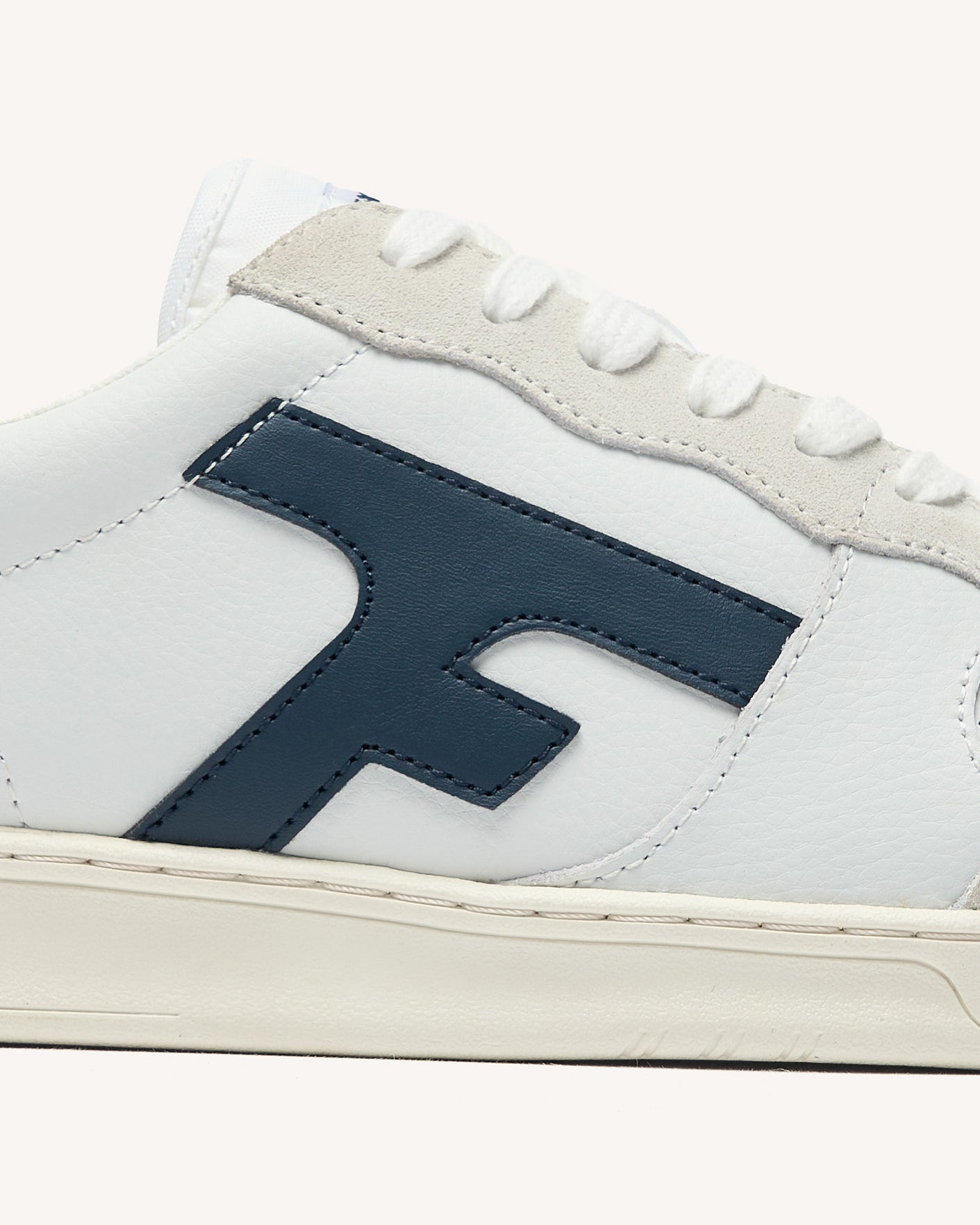 baskets-basses-blanc-bleu-marine-polyester-recycle-modele-hazel-P4