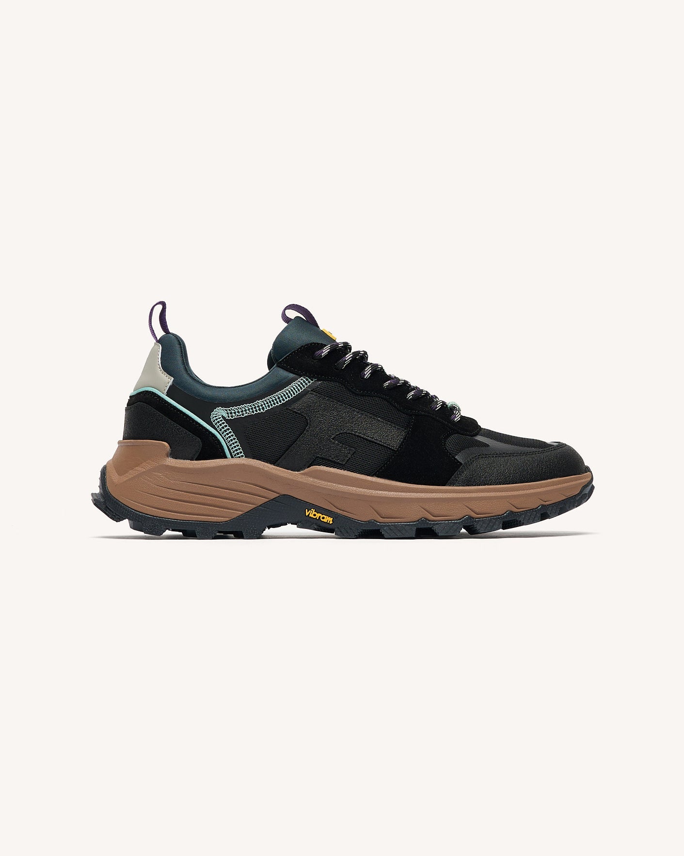 running-shoe-black-recycled-polyester-model-hazel-monstera-P1_variant