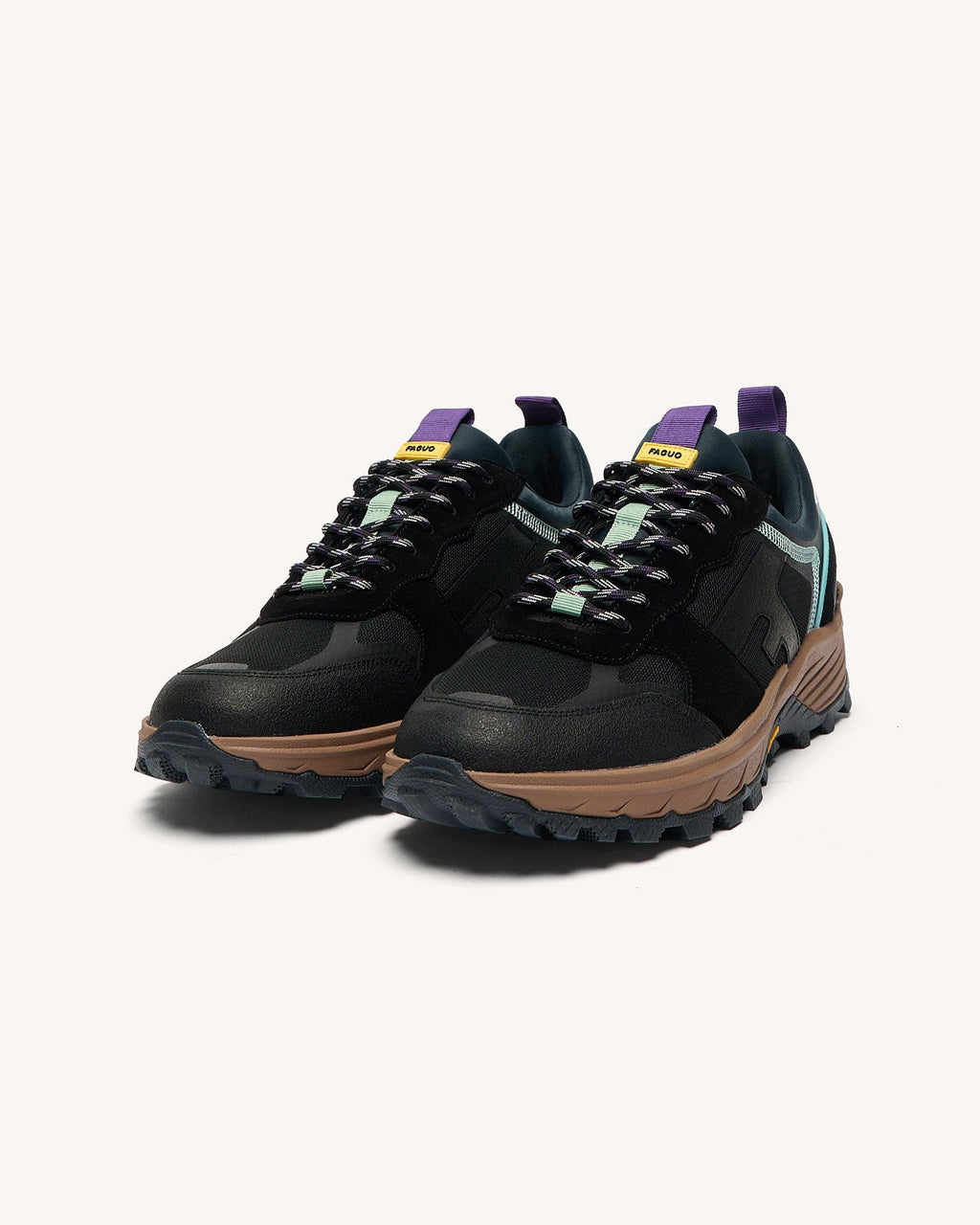 black-recycled-polyester-running-shoe-model-hazel-monstera-P2