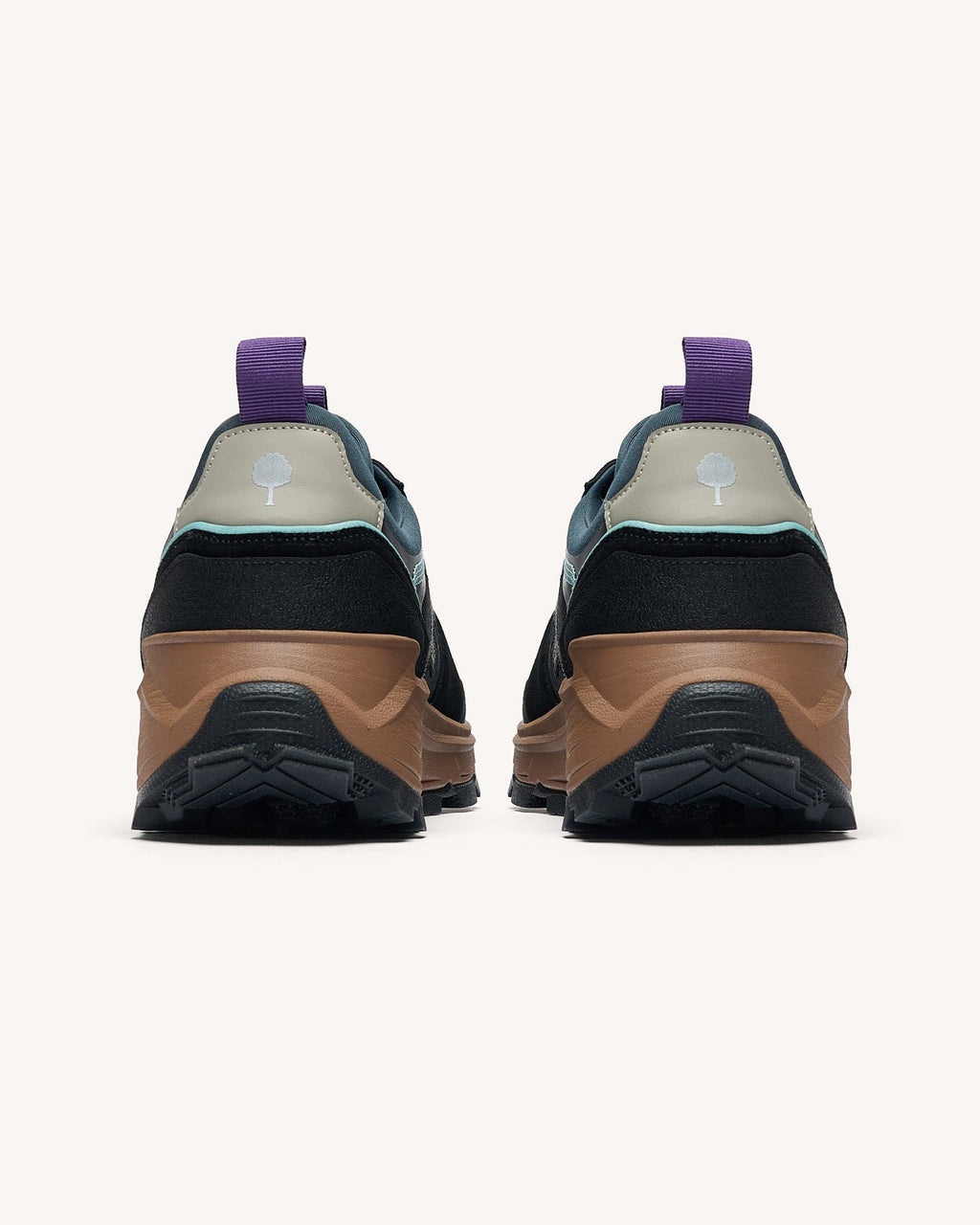 black-recycled-polyester-running-shoe-model-hazel-monstera-P3