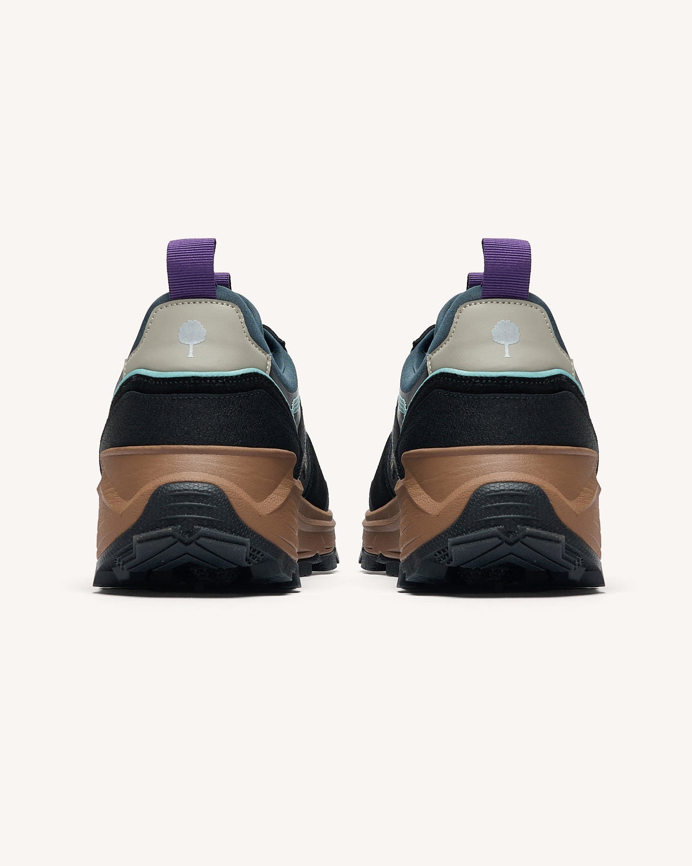 black-recycled-polyester-running-shoe-model-hazel-monstera-P3