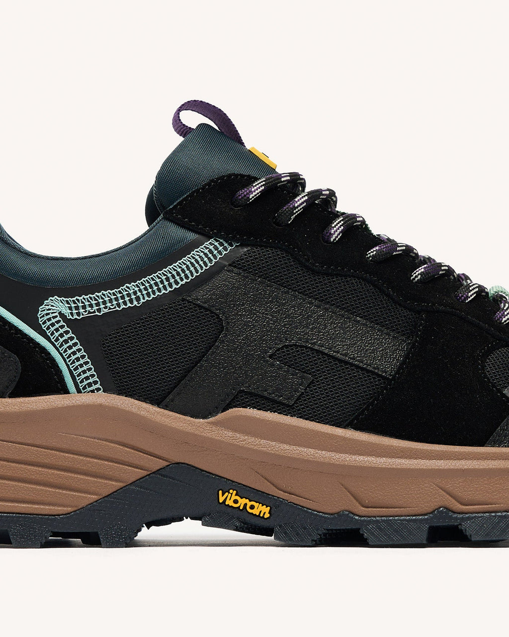 black-recycled-polyester-running-shoe-model-hazel-monstera-P4