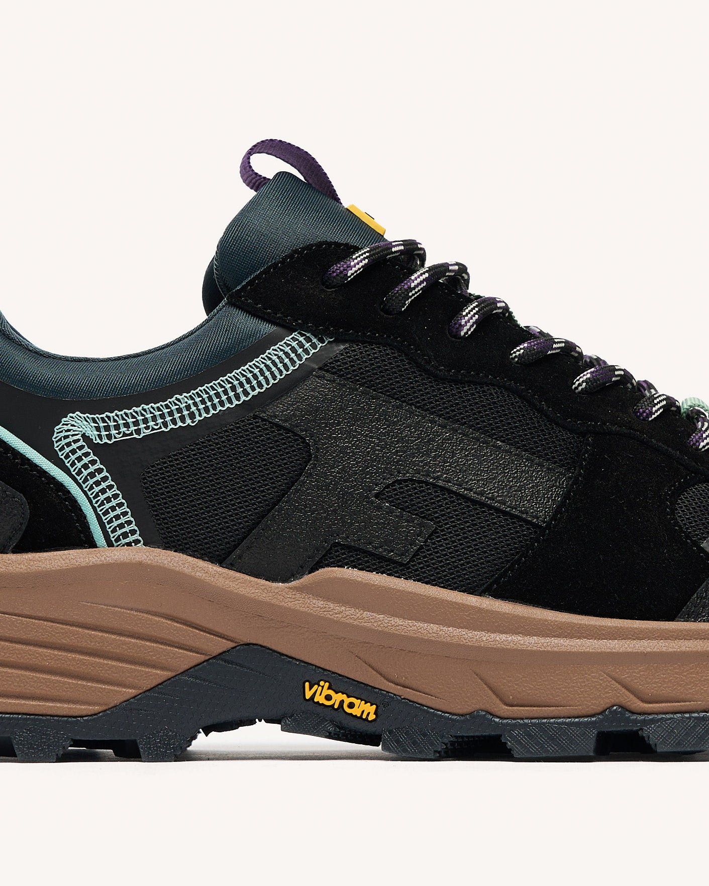 black-recycled-polyester-running-shoe-model-hazel-monstera-P4