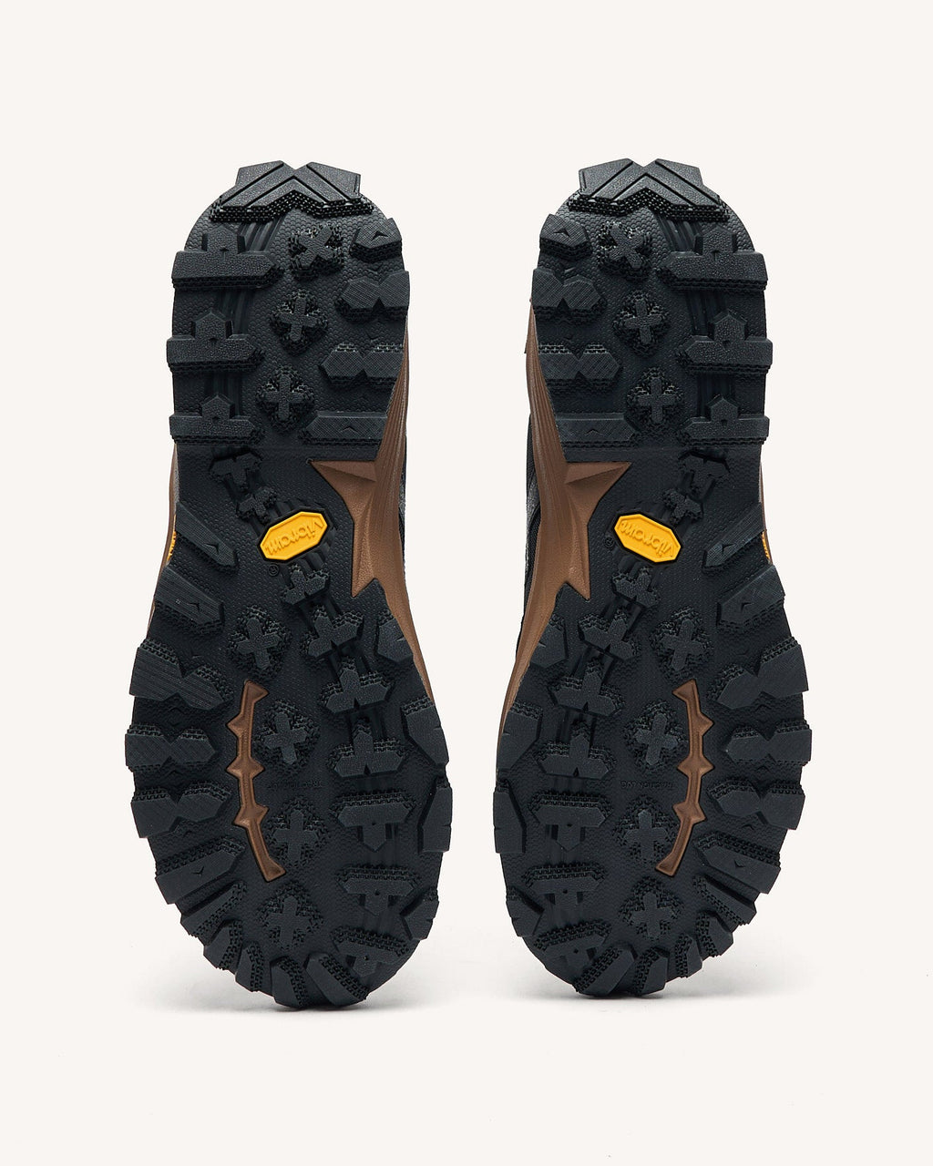 running-black-recycled-polyester-model-hazel-monstera-P6