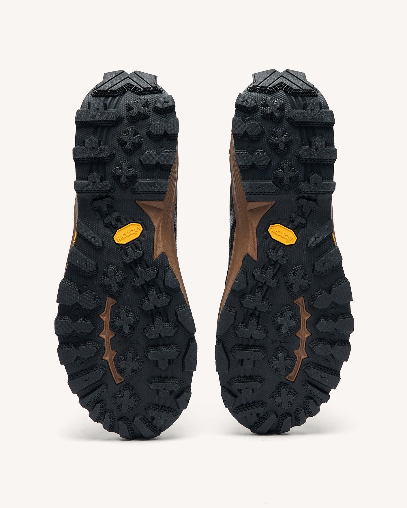 running-black-recycled-polyester-model-hazel-monstera-P6