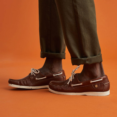 Camel boat shoes in leather