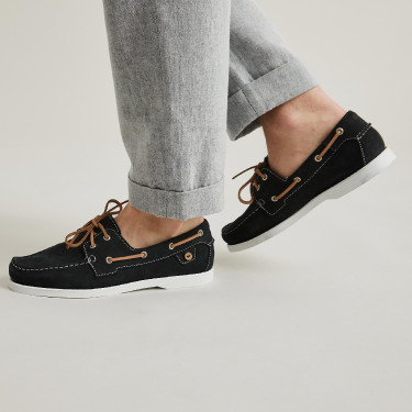 Navy boat shoes in leather